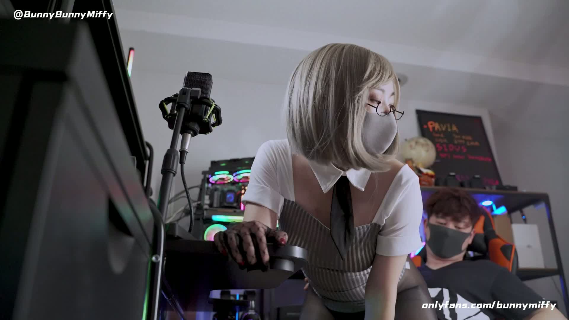 《BUNNYMIFFY_不要打游戏了，跟我一起玩吧 和黑丝高跟AI少女做爱，射在她的屁屁上！》最新高清在线播放封面图